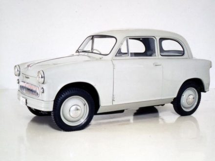 Suzulight е првиот автомобил на Suzuki, претставен во 1955 година, со техника слична на Lloyd LP400