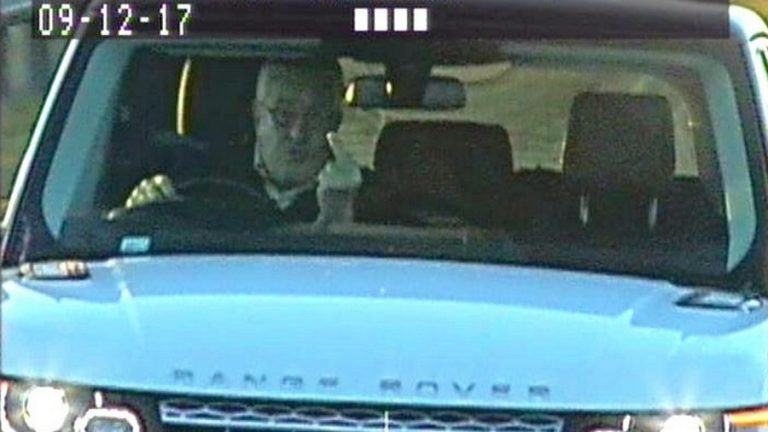 возач range rover казна среден прст