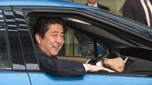 Јапонскиот премиер Шинзо Абе е првиот „сопственик“ на Toyota Mirai