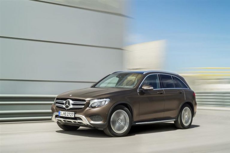 Mercedes GLC: Теренски работник во свечен костум
