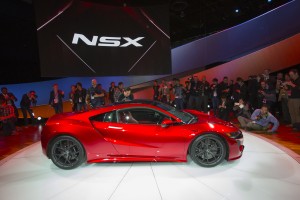 Новиот NSX требаше да започне со продажба кон крајот на годинава, но стартот на хибридниот суперспортист е одложен за средината на 2016 година