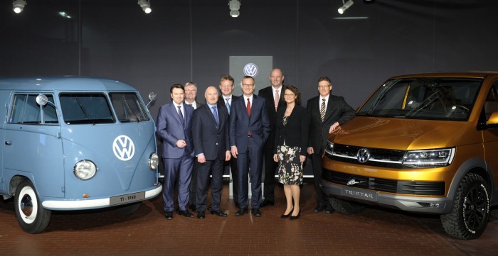 Volkswagen Комерцијални возила денес ги објави датумите на премиерите на Transporter T6 и Crafter. На сликата: Првата генерација на Bulli и студијата Tristar, покрај раководството на VWN