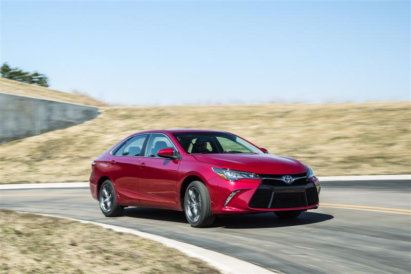 2015_Toyota_Camry_008