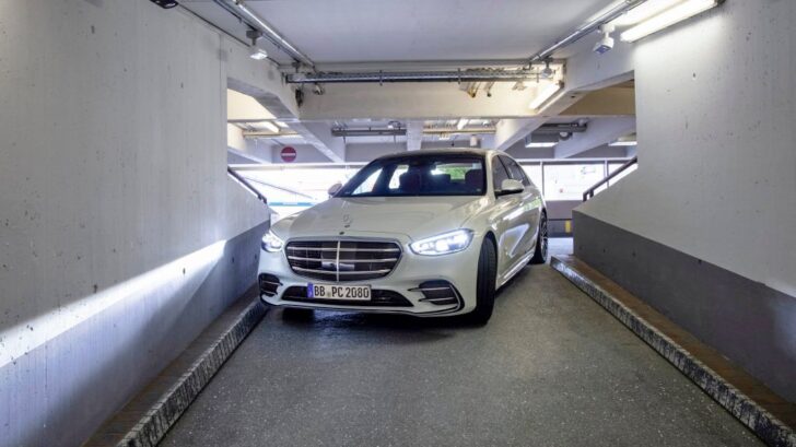 Mercedes S-Class паркира сам во катна гаража