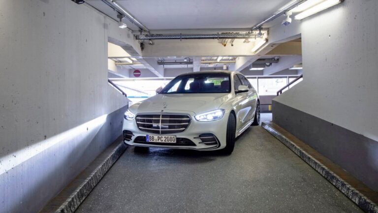 Mercedes S-Class паркира сам во катна гаража