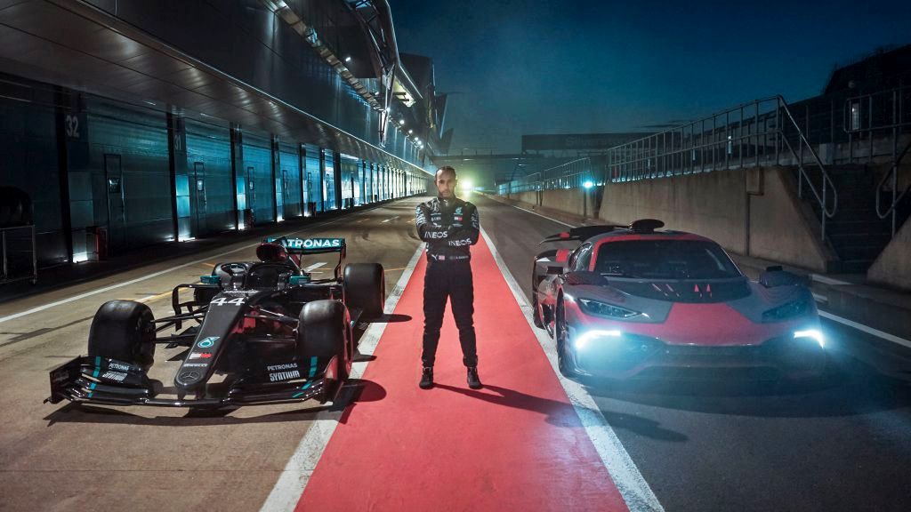 Луис Хамилтон во кампања „After Work“ за Mercedes-AMG Луис Хамилтон во кампања „After Work“ за Mercedes-AMG