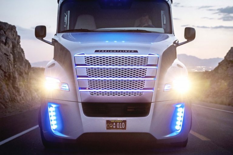 Daimler го претстави првиот камион што управува самостојно