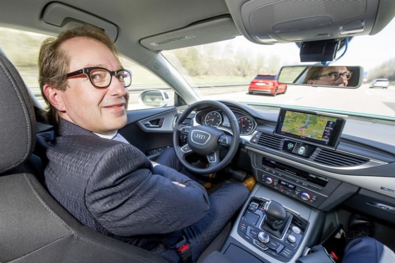 Германскиот министер за сообраќај тестираше „самовозечки“ Audi