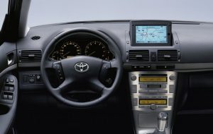 Безбедноста ужива највисок приоритет кај втората генерација на Avensis, со воздушна перница за колената на возачот како стандард