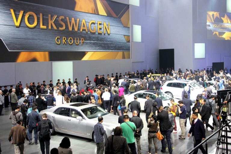 Само уште 30.000 возила за Volkwagen да ја престигне Toyota