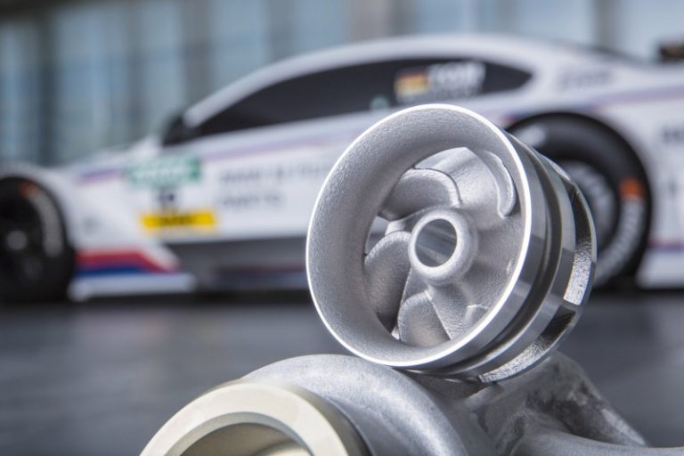 Делови од 3D-печатар во тркачките болиди на BMW