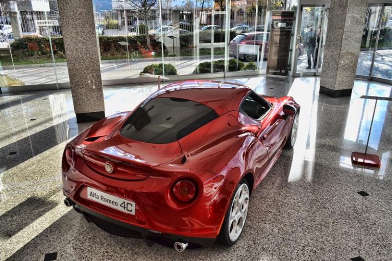 Alfa Romeo 4C во салонот на Аутомобиле СК