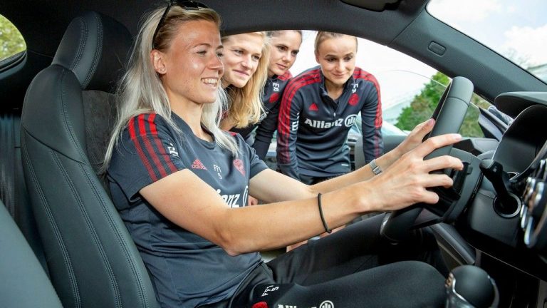 Audi ги снабди фудбалерките на Баерн Минхен со автомобили