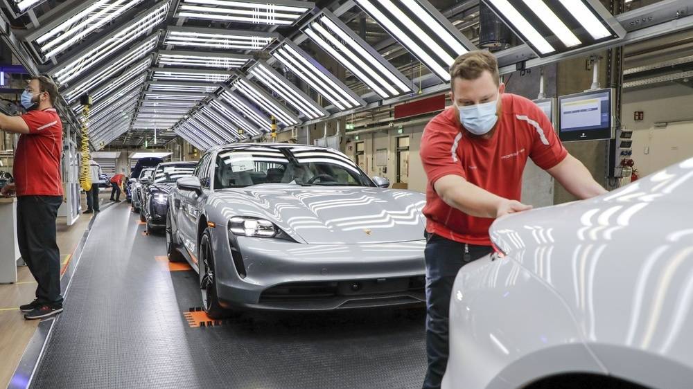 Audi му помага на Porsche да ја удвои продукцијата на Taycan