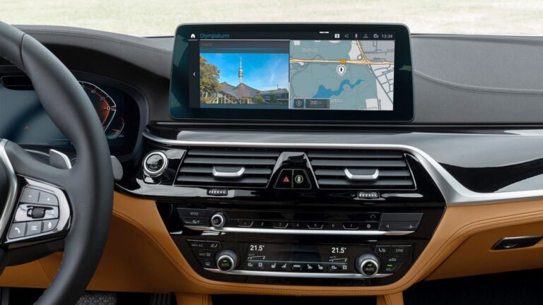 BMW вчитува нов софтвер во автомобилите – преку телефон