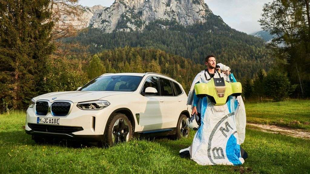 BMW дава крилја - Прв летечки костум на струја