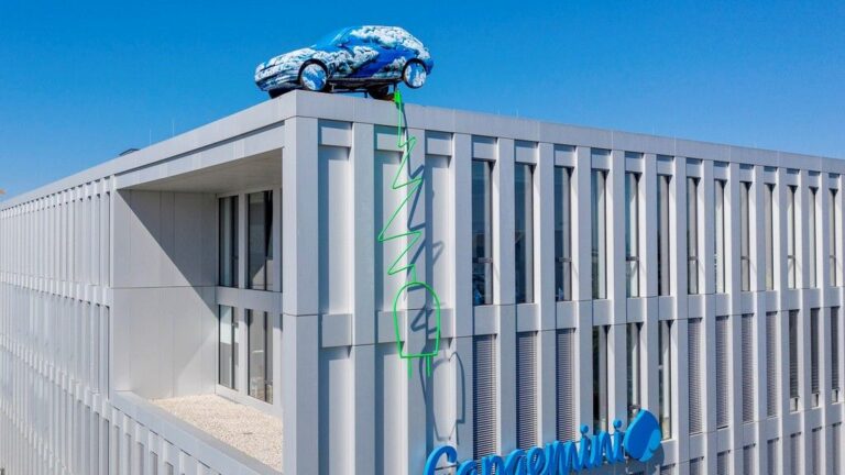 Автомобил во облаци за посетителите на автосалонот во Минхен