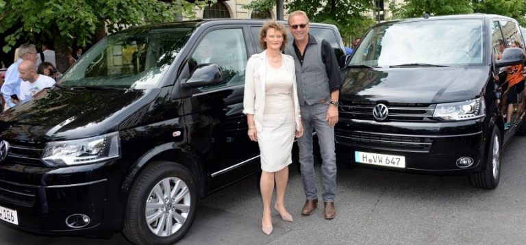 Kолона од десет возила Volkswagen Multivan за Кевин Костнер