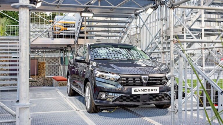 Dacia постави базен камп среде Минхен, има нов модел Jogger