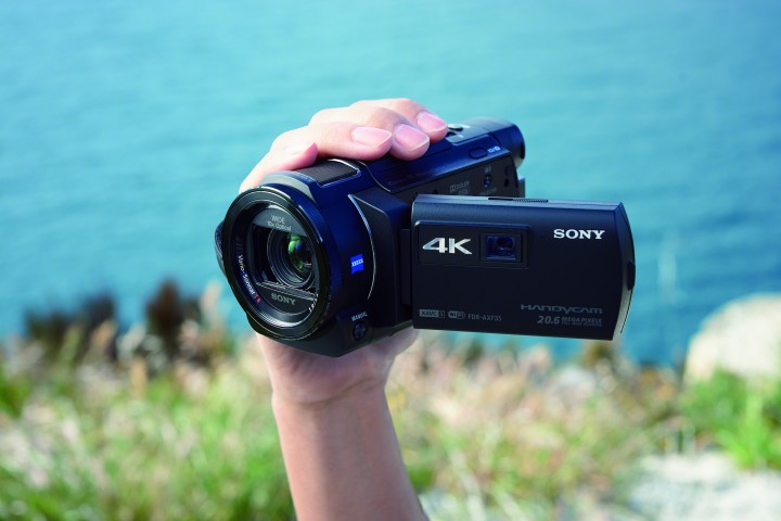 CES 2015: Sony повторно го смали 4K-камкордерот