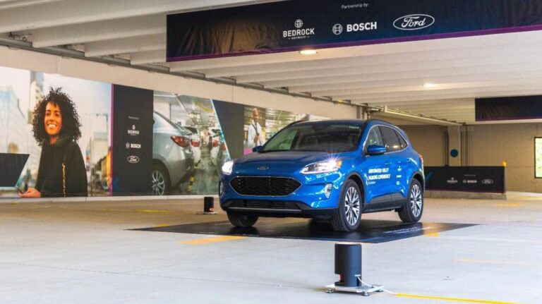 Ford паркира автоматски во катна гаража во Детроит