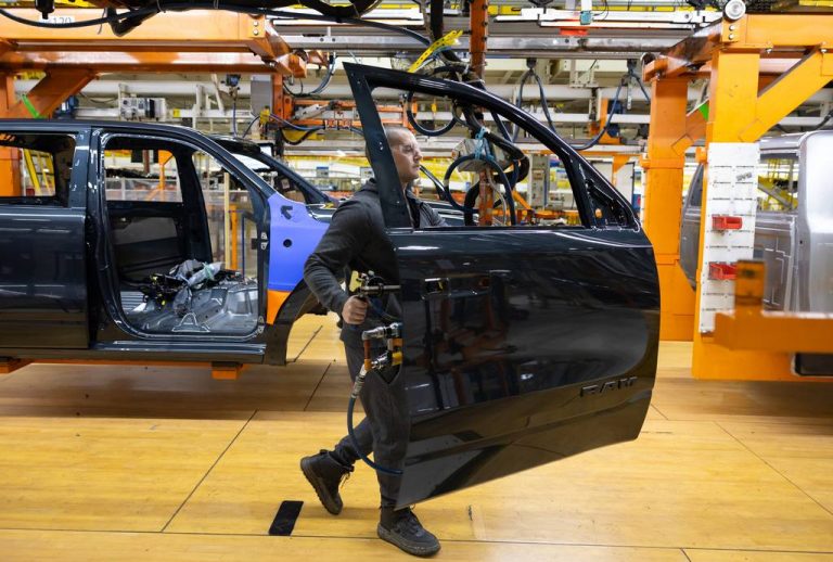Зошто Стелантис пушти кучиња да душкаат во фабриките во САД