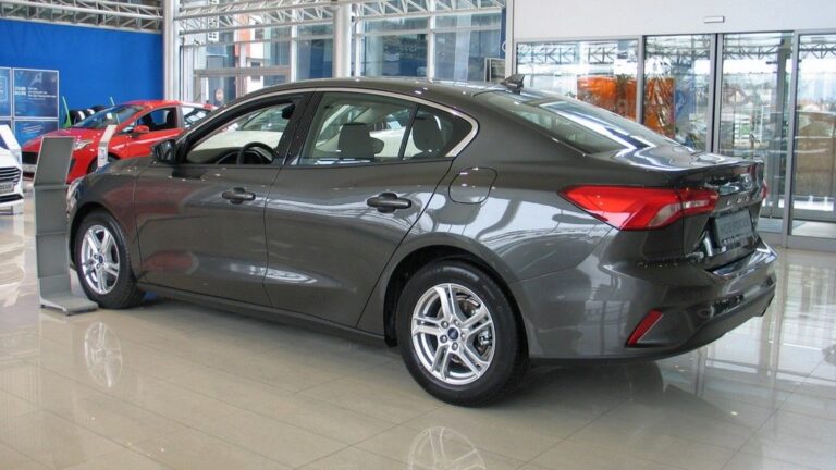 Ford Focus limuzina salon Mida
