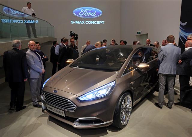 Ford-S-MAX-Concept_Revealing_04