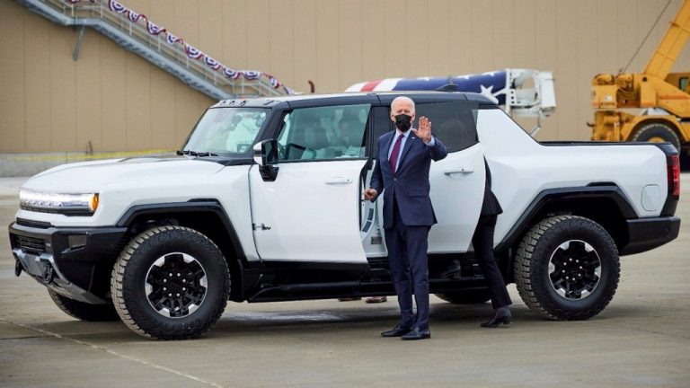 Бајден вели дека General Motors е предводник на електромобилноста