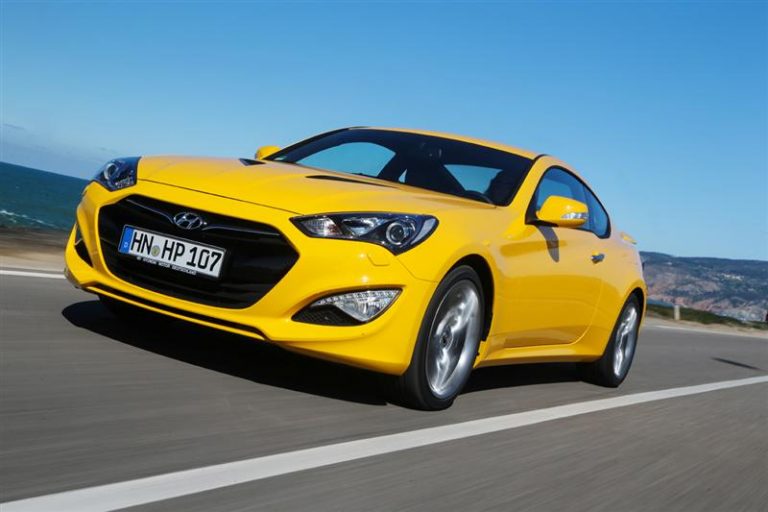 Hyundai што се мести за трка со Porsche