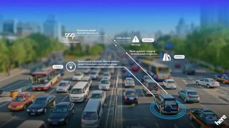 Автомобили разменуваат предупредувања за опасност на патот