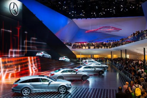 Штандот на Mercedes на салонот во Франкфурт во 2013 година. Daimler предводи во ангажманот што го посветува за својот настап на салонот