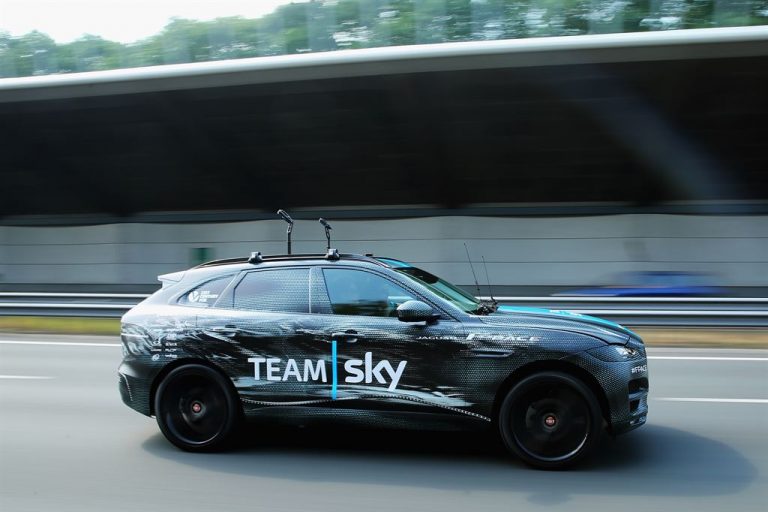 Jaguar F-Pace премиерно на трка на две тркала