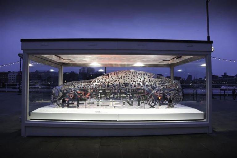 Скулптура на Jaguar XE поставена во музејот на дизајн во Лондон