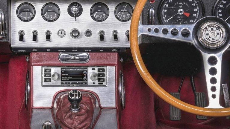 Jaguar Land Rover klasicno radio