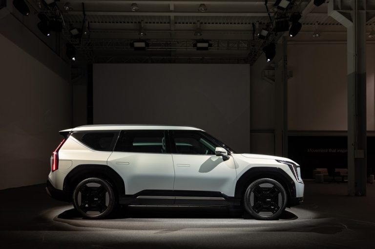 Kia направи пионерски чекор со електричниот EV9 со седум седишта