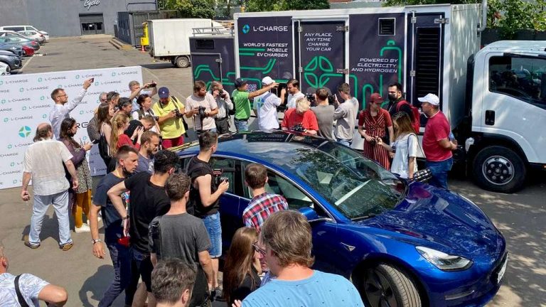 Во Русија камиони им носат струја на електричните автомобили