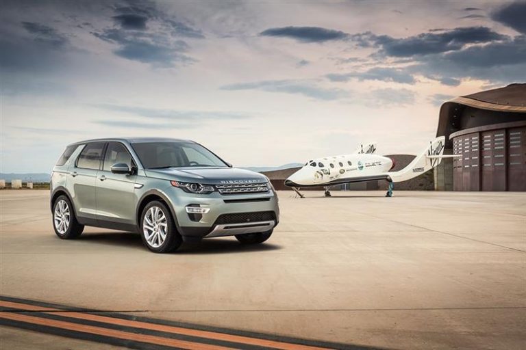 Land Rover ќе ги испрати најсреќните во вселената