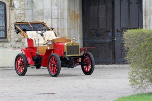 Основачите Лорин и Клемент го произведоа првиот автомобил Voiturette Type A во 1905 година. Сега продукцијата достигна 17 милиони возила