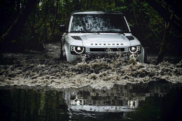 Land Rover Defender voda