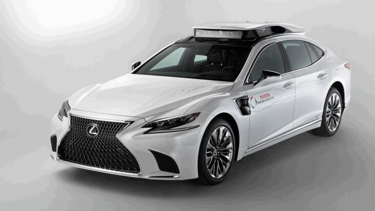 Lexus в година ќе пушти самовозечки LS среде метежот на Токио