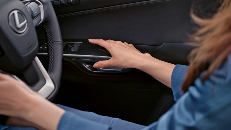 Lexus отвора врата само ако е безбедно