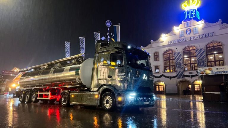 Осумдесет килолитри пиво пристигнаа на Октоберфест со електричен Мерцедес еАктрос