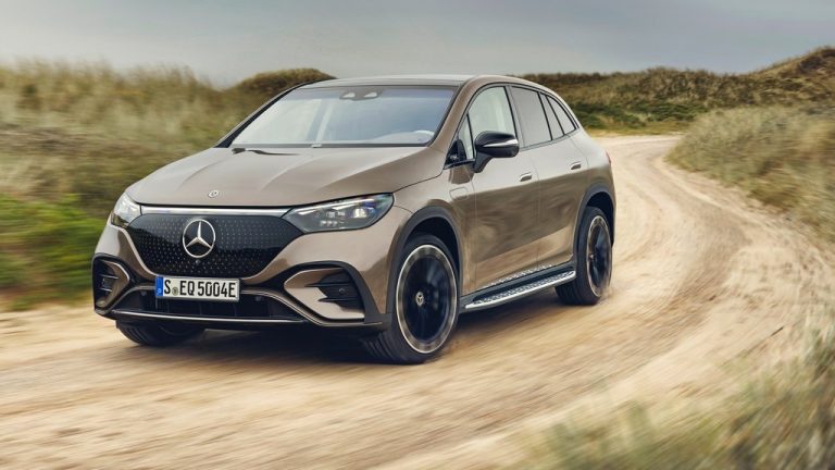 Mercedes EQE SUV му парира на BMW iX