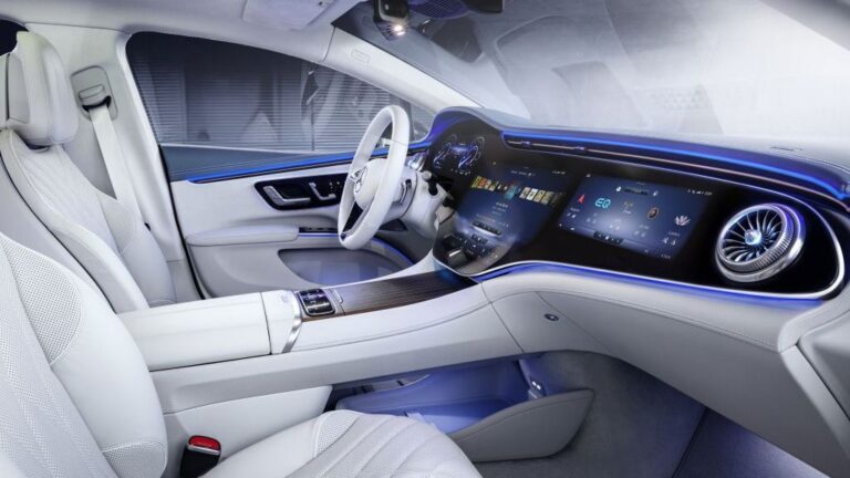 Mercedes со нови фотографии од внатрешноста на електричниот EQS