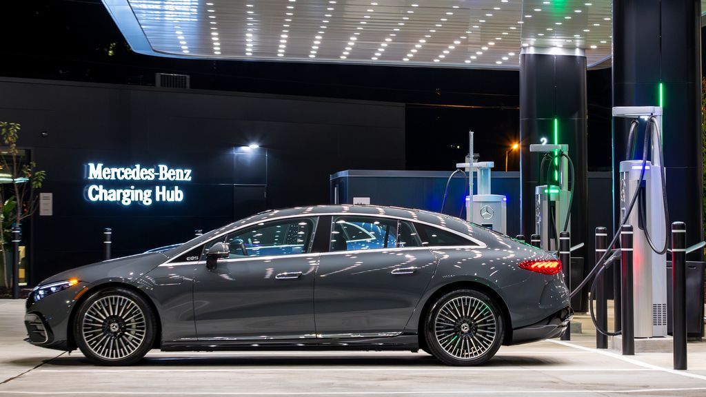 Mercedes EQS na polnac