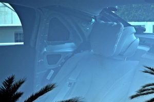 Погледот во внатрешноста открива дополнителен триаглест прозорец назад
