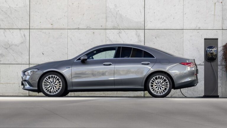 Mercedes за половина година продал над милион патнички возила
