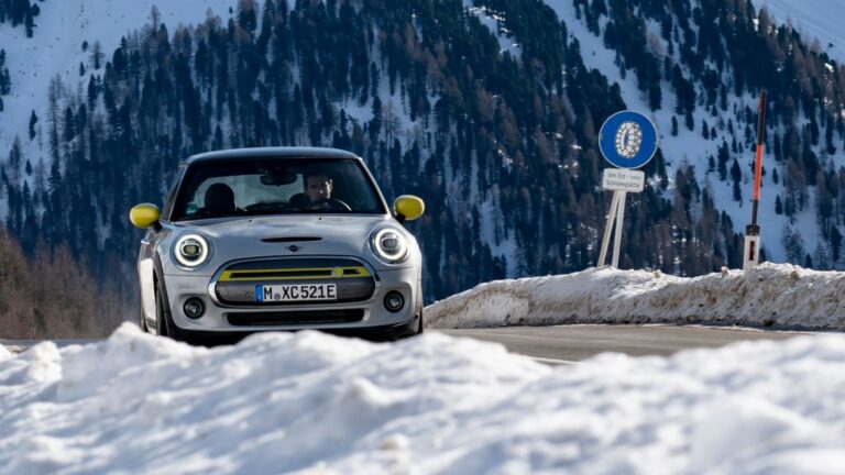 Mini тестира Mini: Со погон на струја на снег во планина