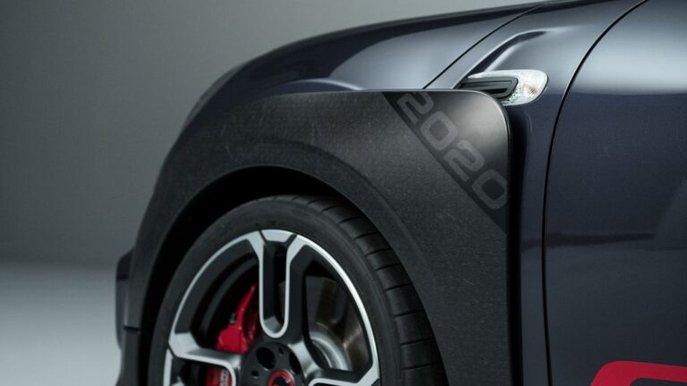 Mini ги развиваше 18 месеци карбонските крила за JCW GP